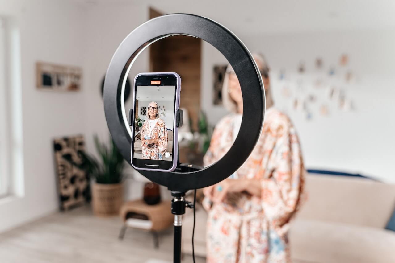 Influencer – kto to jest i czym się zajmuje