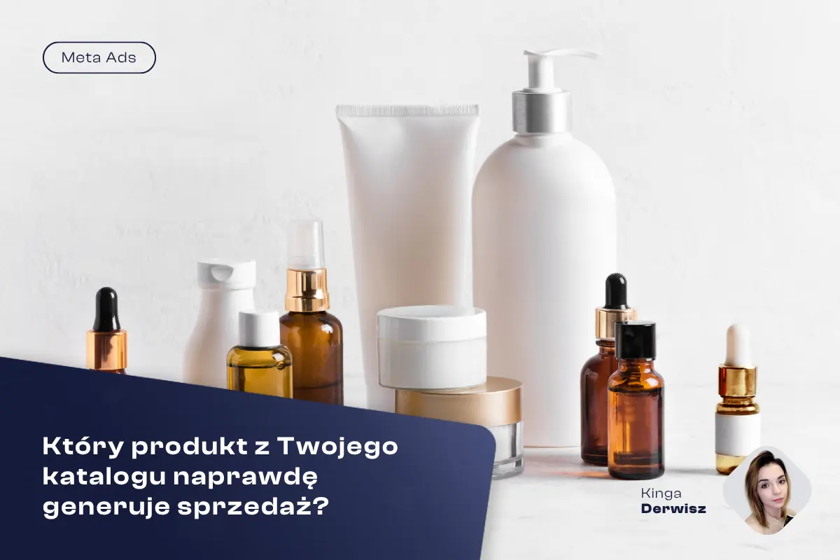Okładka artykułu z kategorią 'Meta Ads'. Tytuł: 'Który produkt z Twojego katalogu naprawdę zarabia? Meta testuje nowe funkcjonalności'. W tle zdjęcie kosmetyków – butelki z pompką, tubka kremu, słoiczek i flakony z zakraplaczem na jasnym, kamiennym blacie. W prawym dolnym rogu zdjęcie i nazwisko autorki: Kinga Derwisz.